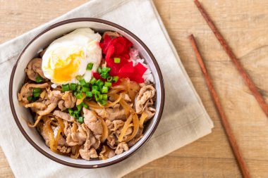 domuz eti pilav kasesi ile yumurta (Donburi) - Japon yemekleri 