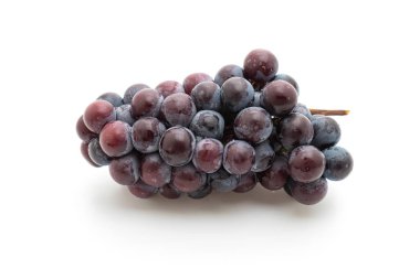 beyaz arka planda taze siyah üzüm