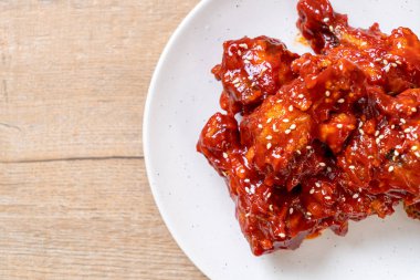 Baharatlı soslu kızarmış tavuk 