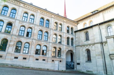 Zürih'teki ünlü grossmunster Kilisesi