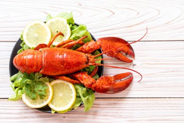 haşlanmış ıstakoz sebze ve limon ile