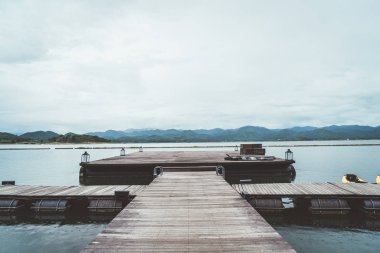 Kanchanaburi de bulutlu gökyüzü ile Srinagarind Barajı , Tayland