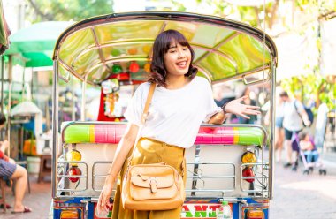 Mutlu ve güzel Asyalı kadın Khao Sarn Road, Tha seyahat