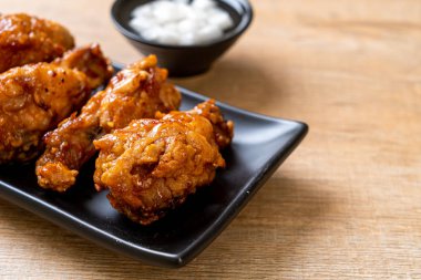 Soslu kızarmış tavuk.