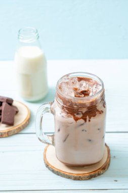 Buzlu çikolata milkshake içecek