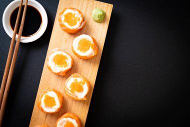 mayonez ve karides yumurta ile taze somon suşi rulo