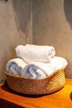 Sepet içinde beyaz havlu 