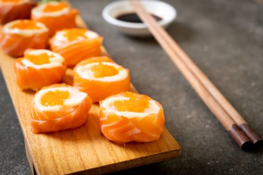 mayonez ve karides yumurta ile taze somon suşi rulo