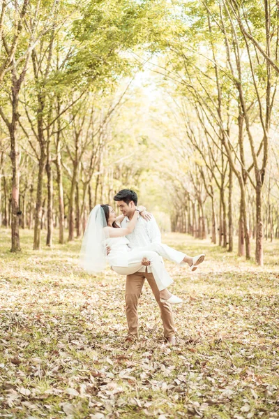 Gelukkige Aziatische paar verliefd op boom boog — Stockfoto