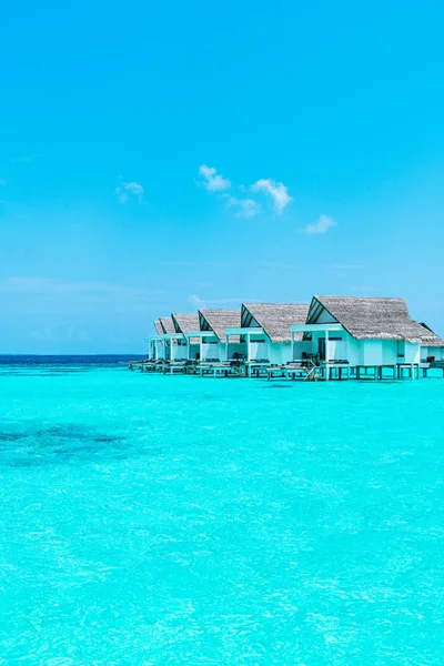 Piękny tropikalny Malediwy Resort Hotel i wyspa z plażą a — Zdjęcie stockowe