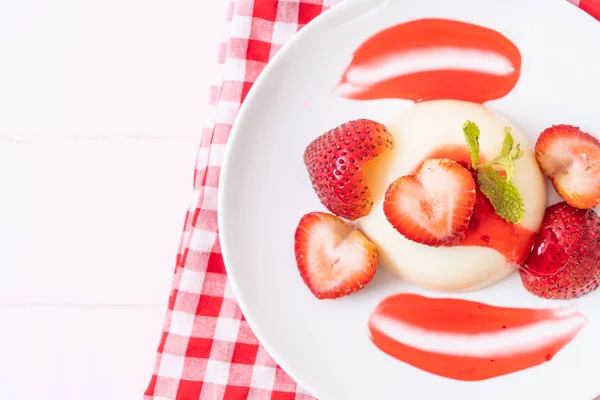 Pudding au yaourt aux fraises fraîches — Photo