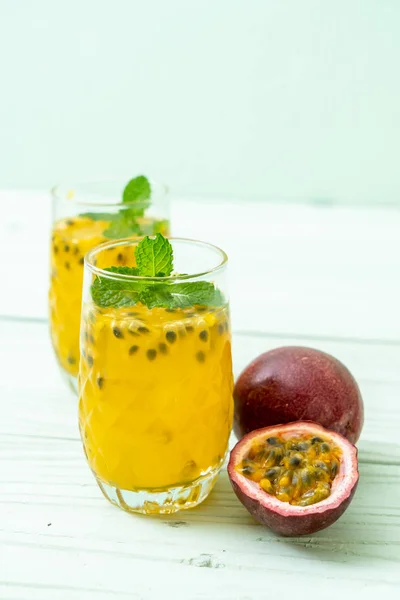 Fräsch och iced passionsfrukt juice — Stockfoto