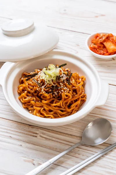 キムチと韓国のホットでスパイシーな麺 — ストック写真