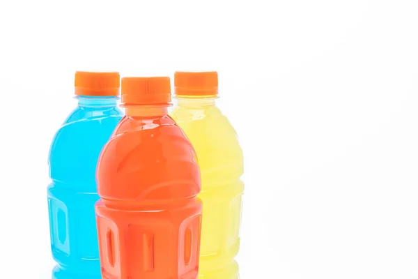 Bebidas energéticas con diferentes sabores sobre fondo blanco — Foto de Stock