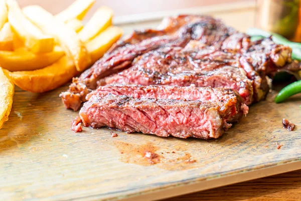 Közepesen ritka marhahús steak zöldséges burgonyával — Stock Fotó