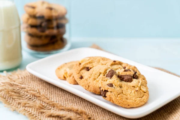 Kekse mit Schokoladenchips — Stockfoto