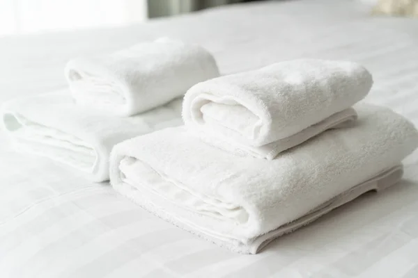 Decorazione asciugamano bianco sul letto — Foto Stock