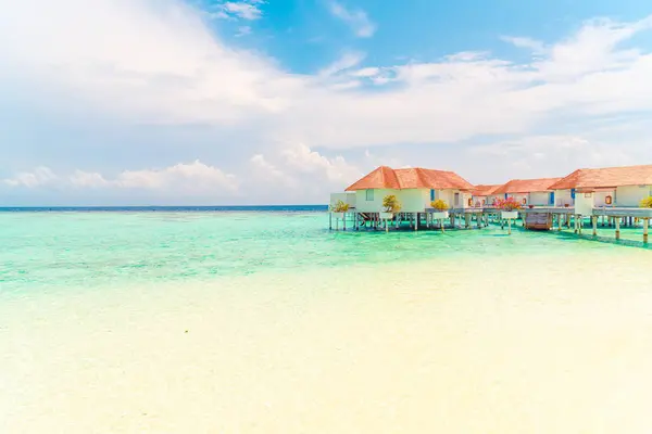 Bellissimo resort tropicale Maldive hotel e isola con spiaggia a — Foto Stock