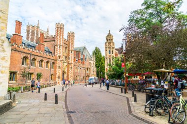Cambridge, İngiltere - Ağu 28 2019: Cambridge Old Trinity sokak, İngiltere