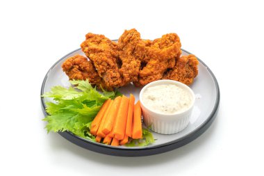 Sebzeli kızarmış tavuk kanadı.