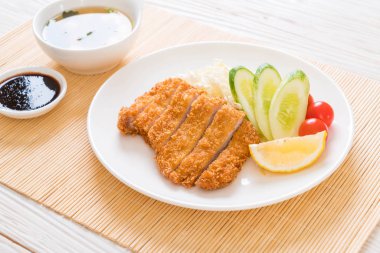 Japon derin kızarmış domuz pirzola (tonkatsu kümesi)