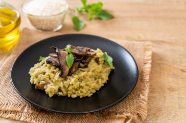 Mantarlı Risotto Pesto ve peynir ile