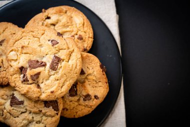 Çikolata parçacıklı kurabiye.