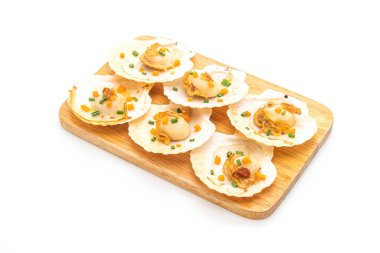 Kızarmış deniz tarağı, tereyağı ve sarımsak.