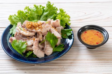 Haşlanmış balık dip sos ile