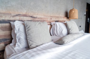 yatakta güzel rahat yastıklar