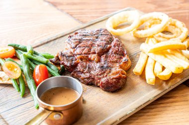 sebze ve patates kızartması ile Orta nadir Sığır biftek