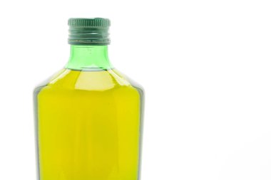 Beyaz arka planda zeytin yağı şişesi