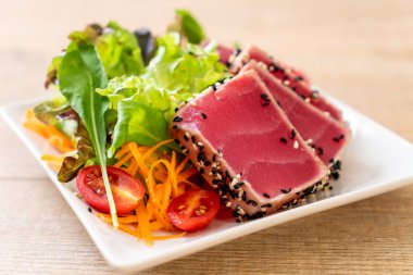 Taze orkinos sebze salata ile ham