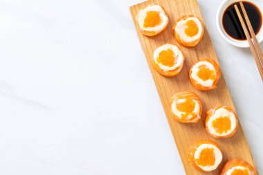 mayonez ve karides yumurta ile taze somon suşi rulo