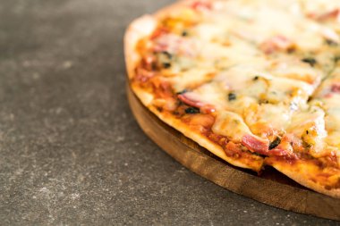 Ispanak ve pastırma pizza