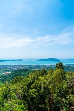 Phuket şehir manzarası ile deniz plaj 