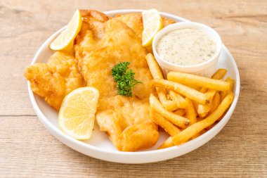 Kızartmalı balık ve patates kızartması.
