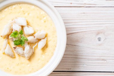 Yengeç ile haşlanmış yumurta