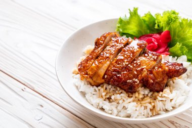 tepesinde pirinç teriyaki soslu ızgara tavuk