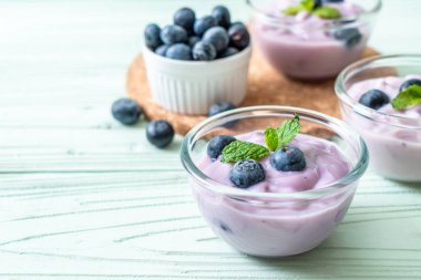 yogur con arándanos frescos