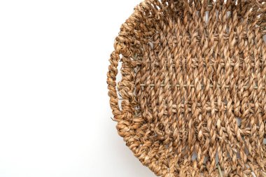 Beyaz arkaplanda hasır sepet