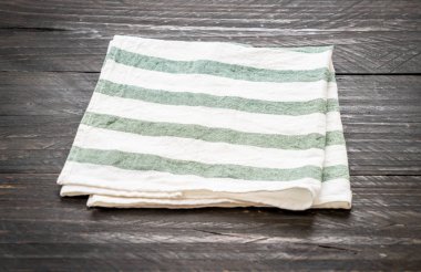 ahşap arka plan üzerinde mutfak bezi (peçete)