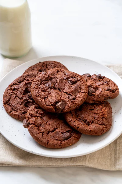 Galletas de chocolate con chispas de chocolate — Foto de Stock