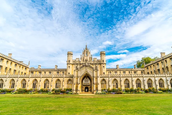 Prachtige architectuur St. John's College in Cambridge — Stockfoto