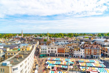 Cambridge, İngiltere - Ağu 28 2019: Pazar Meydanı havadan görünümü