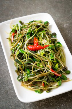 Istiridye sosu ile Kızarmış ayçiçeği Sprout