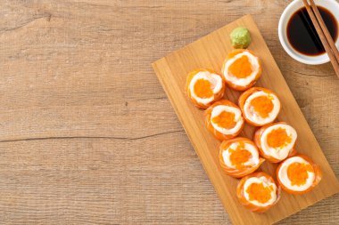 mayonez ve karides yumurta ile taze somon suşi rulo