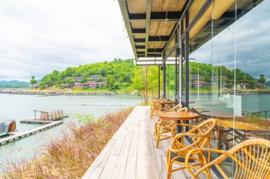 kafe restoranda ahşap masa ve sandalye