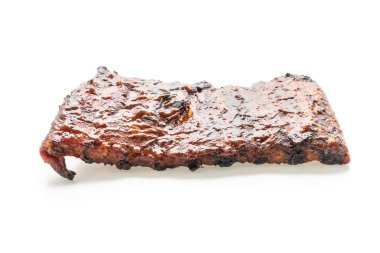 Izgara Barbekü kaburga domuz üzerinde beyaz izole