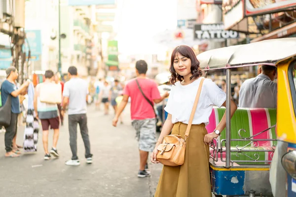 Mulher asiática feliz e bonita viajando em Khao Sarn Road, Tha — Fotografia de Stock